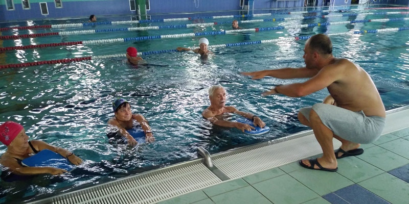 foto:Uczestnicy programu 50+ na zajęciach pływackich