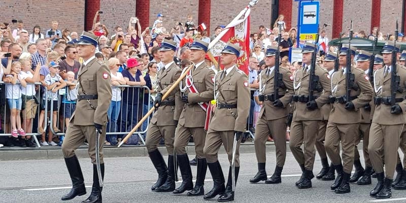 foto:Defilada wojskowa wierni Polsce